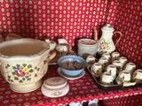 de nombreux types de poteries sur la table