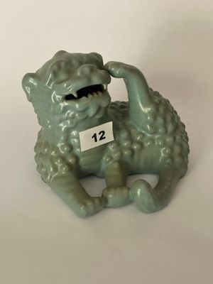 une petite figurine représentant un chien sur laquelle figure un numéro
