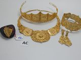 quelques bijoux en or, notamment un collier, un bracelet et une bague