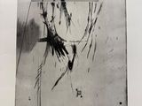 photographie en noir et blanc d'une œuvre d'art sur laquelle figure une peinture