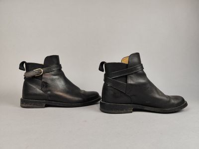 bottines en cuir noir avec des boucles sur le côté