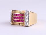 une image montrant un gros plan d'une bague en or sertie d'une pierre rose