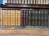 beaucoup de vieux livres sur une étagère dans une bibliothèque