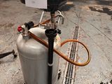 un propanent muni d'un tuyau, dans un garage