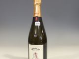 une bouteille de vin vide posée sur une table blanche