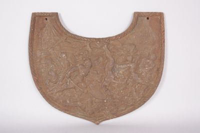 gorgerin décoratif en fonte, à décor guerrier.