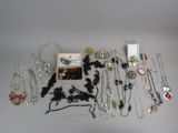 plusieurs types de colliers et de bracelets différents disposés sur une table