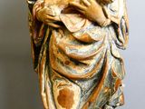 l'image d'une statue représentant une femme tenant un enfant dans ses bras