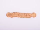 gros plan d'une pile de pièces de monnaie sur une surface blanche