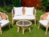 quatre chaises et une table dans l'herbe