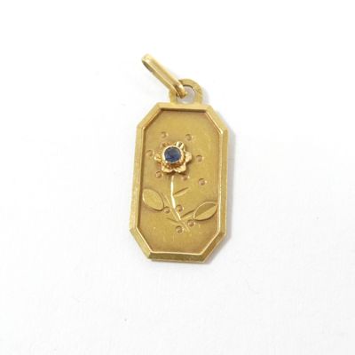 une image représentant un petit cadenas doré orné d'une fleur