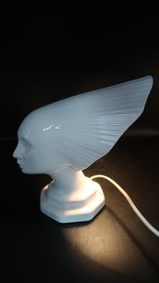 une lampe blanche posée sur une table