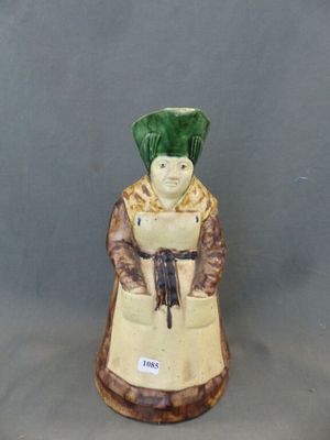 une figurine en céramique représentant une femme coiffée d'un chapeau vert
