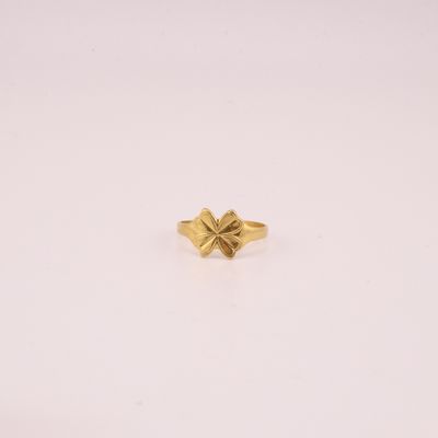 une bague en or ornée d'un nœud