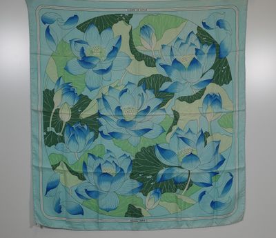 HERMES Carré en soie "Fleur de Lotus".