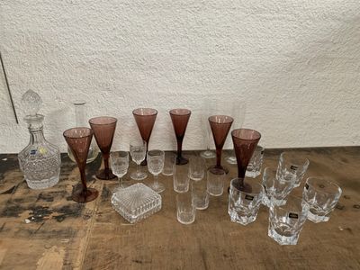 plusieurs verres et une carafe posés sur une table en bois