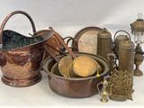 de nombreux types de casseroles et poêles en cuivre sur la table
