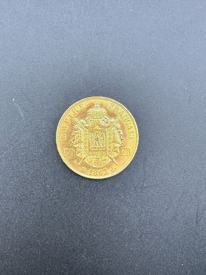 gros plan d'une pièce d'or sur une surface noire