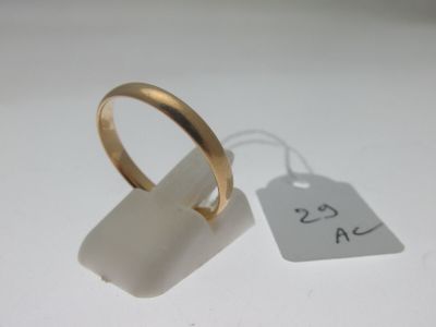 une bague en or à laquelle est attachée une étiquette
