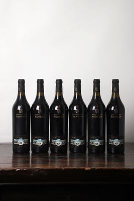 six bouteilles de vin sont alignées sur une table en bois