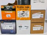 plusieurs boîtes contenant différents types de fils sur la table