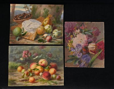 trois tableaux représentant des fruits et des fleurs posés sur une table, avec un panier de fruits