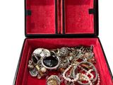un écrin noir contenant tout un tas de bijoux