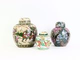 trois vases posés l'un à côté de l'autre sur une surface blanche