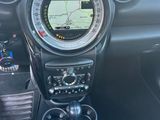 un tableau de bord de voiture avec un volant et un cadran d'horloge