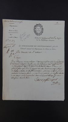 un vieux document écrit posé sur une table