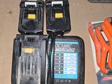 deux batteries et un chargeur posés sur une table