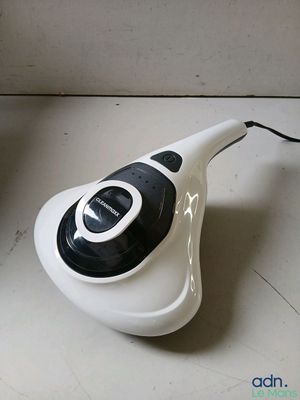 un appareil blanc et noir posé sur un comptoir