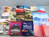 plusieurs livres sont empilés sur une table