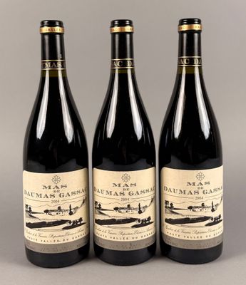 trois bouteilles de vin posées sur une table l'une à côté de l'autre
