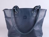 un sac fourre-tout en cuir bleu à deux anses sur fond blanc
