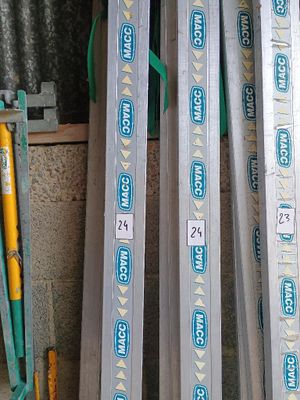 plusieurs types de skis posés par terre
