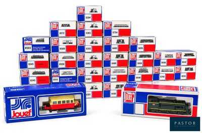 une pile de cartons sur laquelle est posé un petit train miniature