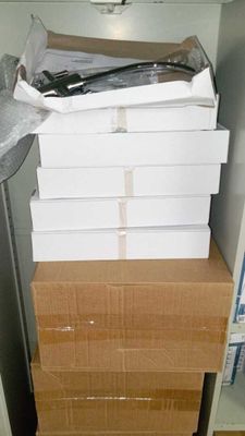 une pile de cartons empilés les uns sur les autres dans une pièce