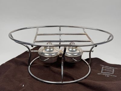 deux salières et poivrières posées sur une table
