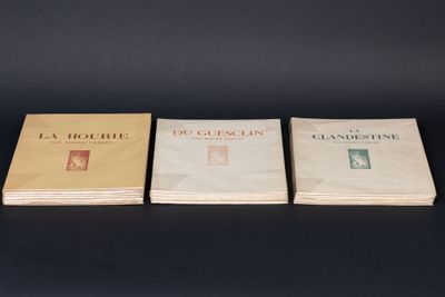 trois livres posés sur une table, sur fond noir