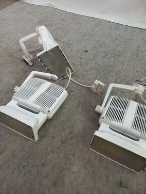 deux appareils électroménagers blancs posés au sol, l'un à côté de l'autre