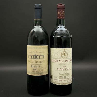 deux bouteilles de vin posées l'une à côté de l'autre sur une table
