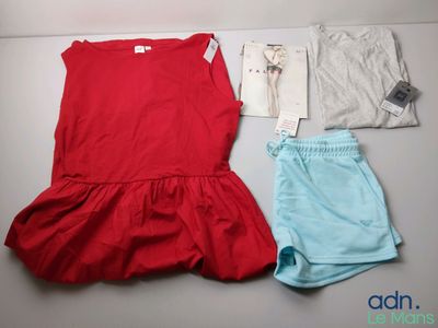 une robe rouge et un short bleu posés sur une table