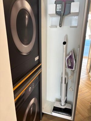 une photo d'un lave-linge et d'un sèche-linge dans une petite pièce