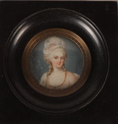 portrait d'une femme vêtue d'une robe blanche et d'un chapeau blanc