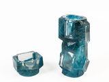 deux morceaux de verre bleu placés l'un à côté de l'autre