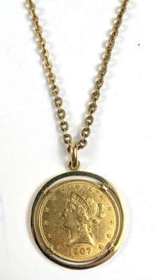 un gros plan d'un collier composé d'une pièce de monnaie suspendue à une chaîne
