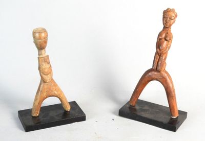 deux figurines posées l'une sur l'autre