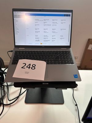 un ordinateur portable posé sur un bureau, avec une étiquette de prix dessus
