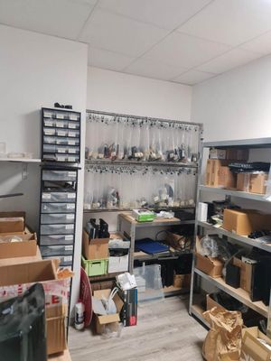 une pièce remplie de boîtes et d'étagères